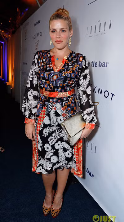 Diễn viên Busy Philipps trở thành "thảm họa thời trang" với bộ váy màu sắc sặc sỡ cùng đôi giày họa tiết da báo, làm cô béo ú và lòe loẹt.