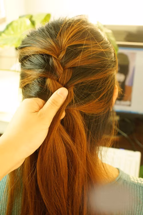 Kiểu 1: Tết tóc kiểu thái từ trên đỉnh đầu xuống, nhưng chỉ lấy nửa phần tóc trên.