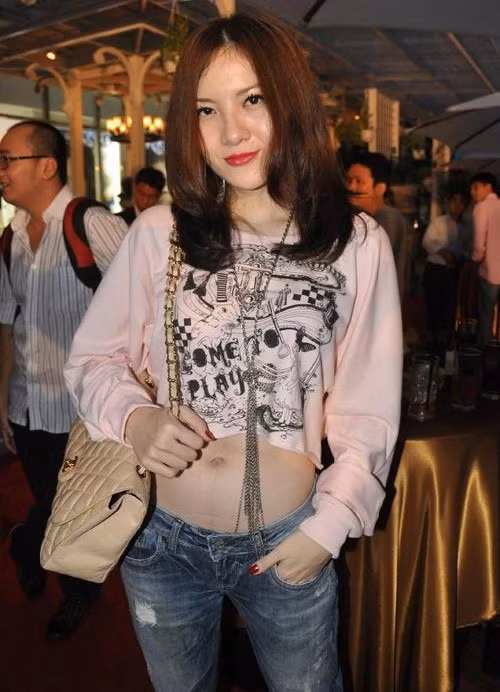 Yến Nhi khoe bụng khá bạo. Yến Nhi khoe bụng khá bạo.