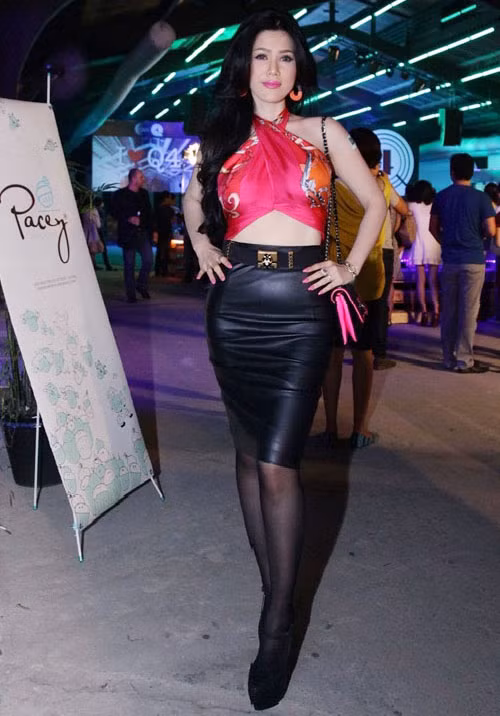 Người đẹp Maria Đinh Phương Ánh khoe cơ thể sexy qua lớp khăn quấn hiện đại. Người đẹp Maria Đinh Phương Ánh khoe cơ thể sexy qua lớp khăn quấn hiện đại.