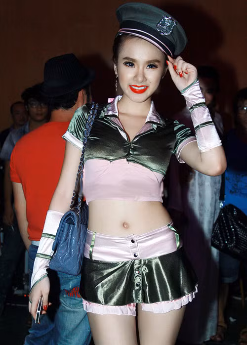 Angela Phương Trinh bị chỉ trích rất nhiều với trang phục khi biểu diễn ca nhạc. Angela Phương Trinh bị chỉ trích rất nhiều với trang phục khi biểu diễn ca nhạc.