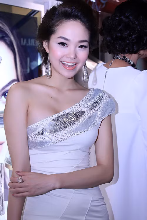 Sở hữu một khuôn mặt với các nét hài hòa, xinh đẹp cùng nụ cười rạng rỡ, nhưng rất tiếc hàm răng trên của Minh Hằng lại bị thưa...
