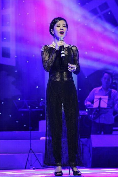 Diva nhạc Việt hàng đầu như "Bống" Hồng Nhung cũng từng ngậm ngùi nhận mác "thảm họa" khi diện áo dài ren mỏng manh, xuyên thấu nội y khi trình diễn trên sân khấu đông người.