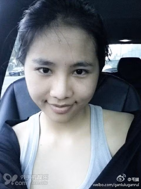Thời gian trước đây, nếu công chúng "mừng" vì những hình ảnh trẻ trung, kín đáo của Can Mao Mao... Thời gian trước đây, nếu công chúng "mừng" vì những hình ảnh trẻ trung, kín đáo của Can Mao Mao...