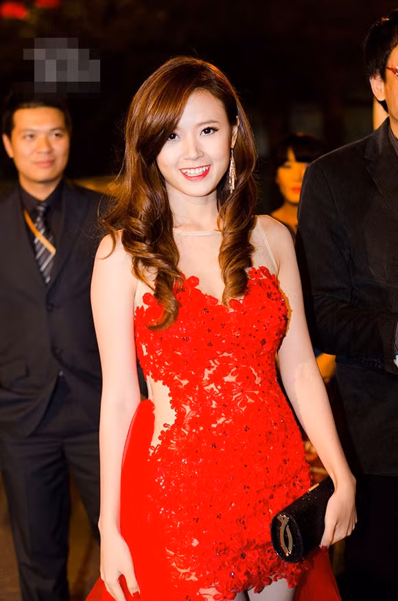 Hot girl Midu xuất hiện với tone đỏ nồng nàn trên xuống dưới, từ son môi đến chiếc váy ren, móng tay và đôi giày. Hot girl Midu xuất hiện với tone đỏ nồng nàn trên xuống dưới, từ son môi đến chiếc váy ren, móng tay và đôi giày.