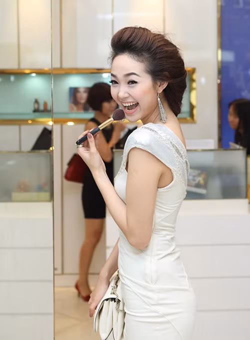 Biết cách trang điểm nên Minh Hằng luôn nổi bật và sexy. Biết cách trang điểm nên Minh Hằng luôn nổi bật và sexy.