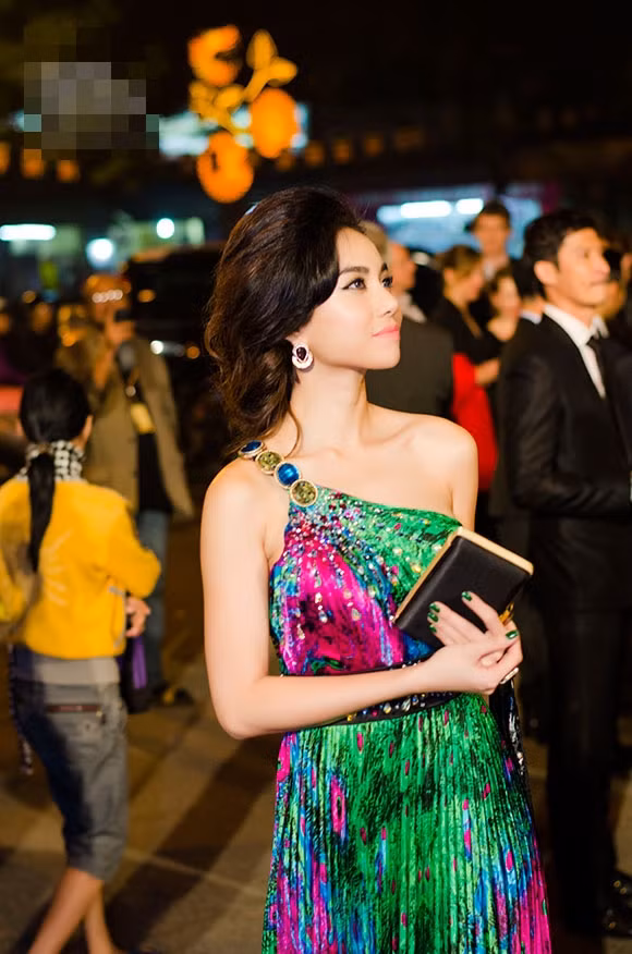 Đinh Ngọc Diệp như một chú công xinh đẹp với váy lệch vai nhiều màu sắc. Đinh Ngọc Diệp như một chú công xinh đẹp với váy lệch vai nhiều màu sắc.