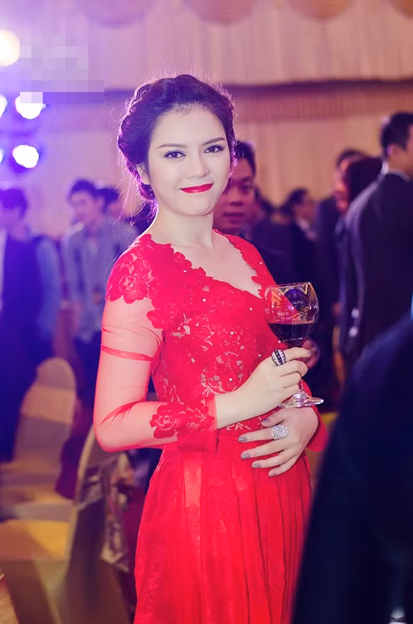Lý Nhã Kỳ tiếp tục biến hóa với chiếc váy ren xẻ ngực vừa phải. Lý Nhã Kỳ tiếp tục biến hóa với chiếc váy ren xẻ ngực vừa phải.