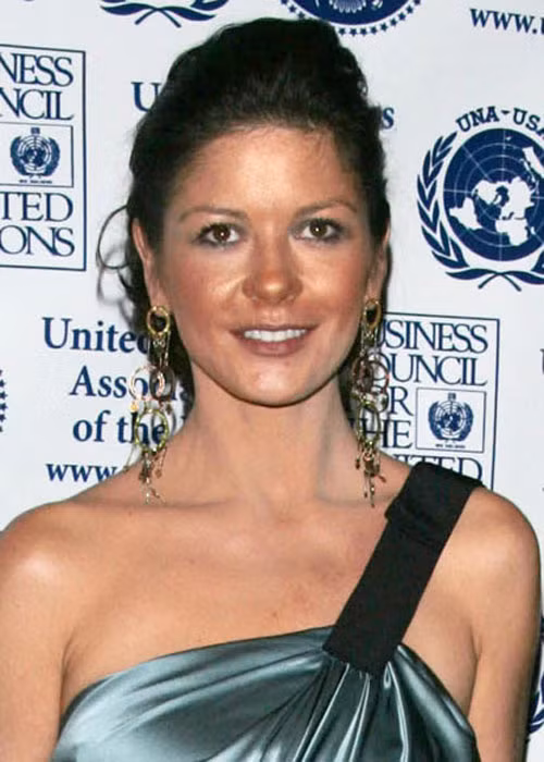 Catherine Zeta Jones với gương mặt trang điểm trông rất bẩn Catherine Zeta Jones với gương mặt trang điểm trông rất bẩn