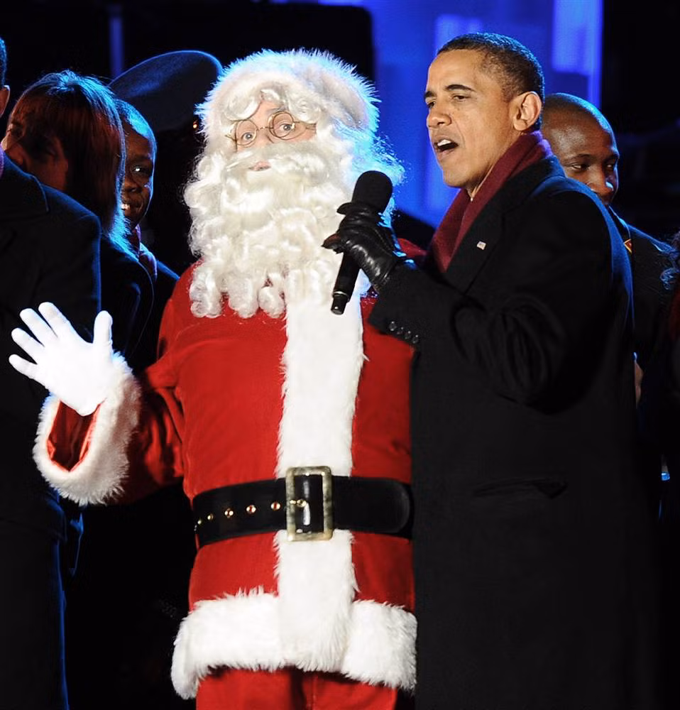Tổng thống Barack Obama hát cùng ông già Noel trong lễ thắp sáng cây Giáng sinh quốc gia 2011 ngày 1 tháng 12.