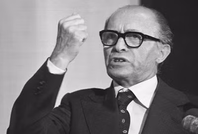 Thủ tướng Menachem Begin, người đã ra lệnh tiến hành cuộc tấn công bất ngờ nhằm vào cơ sở hạt nhân của Iraq năm 1981- Thủ tướng Menachem Begin, người đã ra lệnh tiến hành cuộc tấn công bất ngờ nhằm vào cơ sở hạt nhân của Iraq năm 1981-