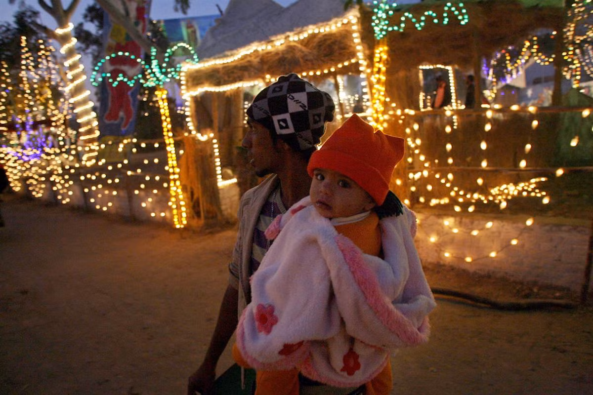 Một tín hữu Pakistan đang ngắm nhìn cảnh trang trí đón Noel tại Islamabad