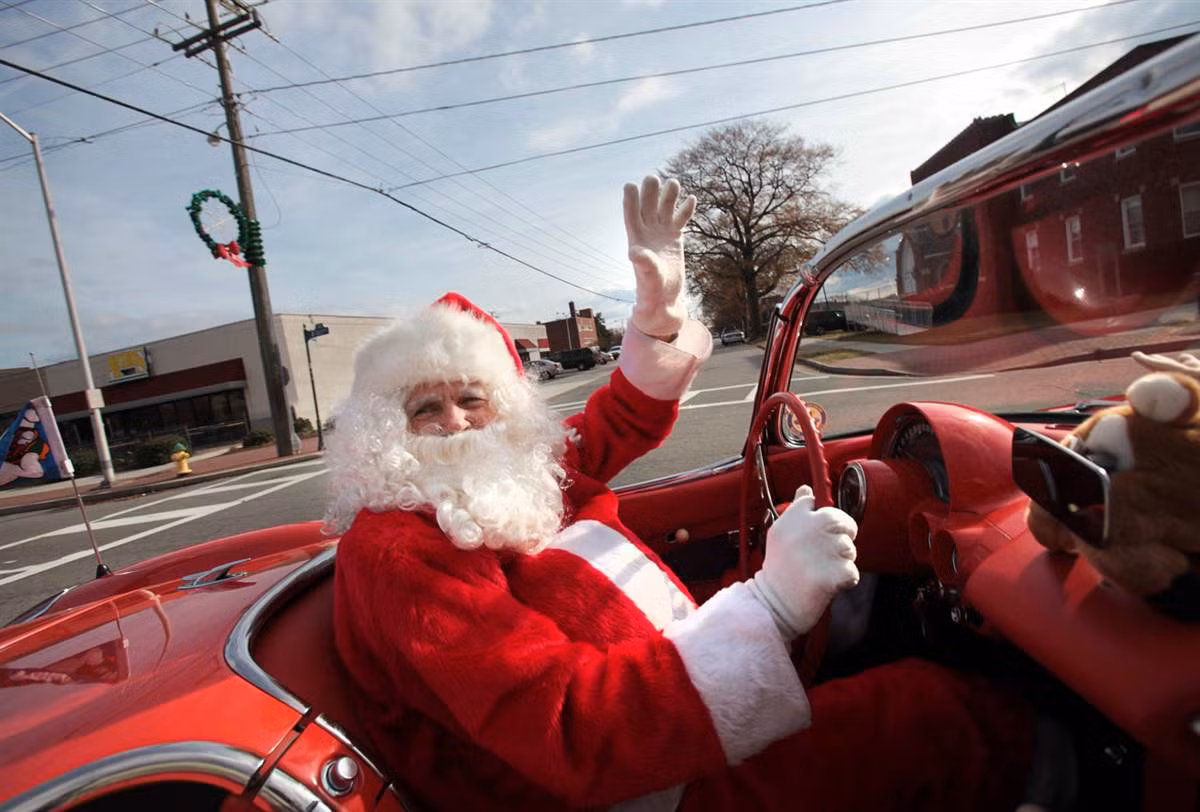 Don Ward đóng vai ông già Noel lái xe tại đại lộ Colley ở Norfolk, Virginia, Mỹ. Theo lời Ward, anh đã đóng vai ông già Noel trong suốt 17 năm qua.