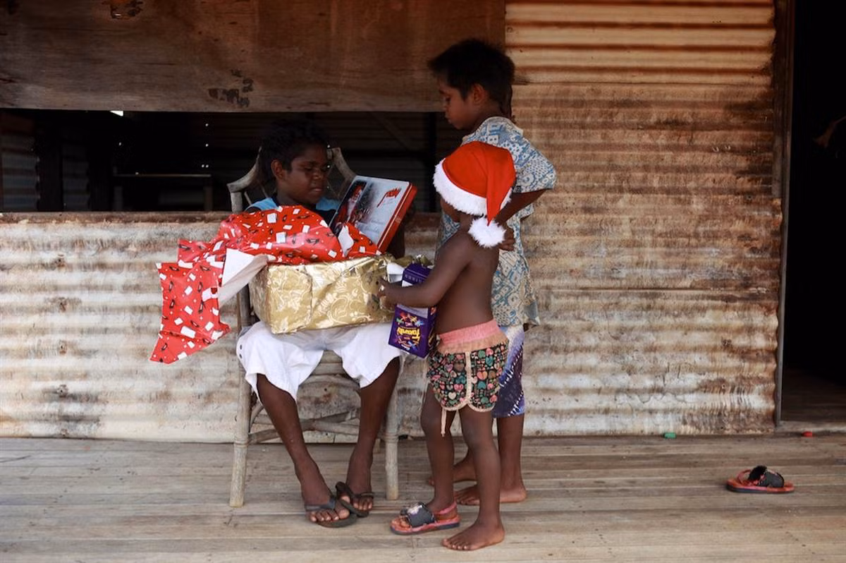 Các em bé người thổ dân Broome, ở Broome, Úc mở quà Noel