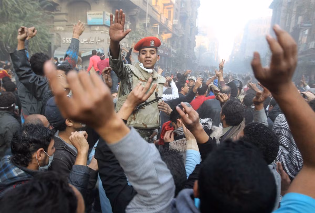 Một người lính Ai Cập đang cố gắng kêu gọi đám đông người biểu tình ở Cairo bình tĩnh trở lại trong một cuộc đụng độ giữa hàng chục ngàn người biểu tình với cảnh sát. Đây là cuộc biểu tình bạo động thứ 4 trong năm nay ở Ai Cập hôm 22/11. Một người lính Ai Cập đang cố gắng kêu gọi đám đông người biểu tình ở Cairo bình tĩnh trở lại trong một cuộc đụng độ giữa hàng chục ngàn người biểu tình với cảnh sát. Đây là cuộc biểu tình bạo động thứ 4 trong năm nay ở Ai Cập hôm 22/11.