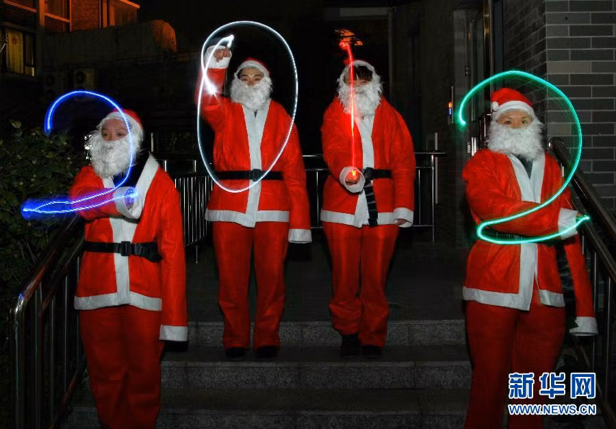 Ông già Noel chào năm mới 2012