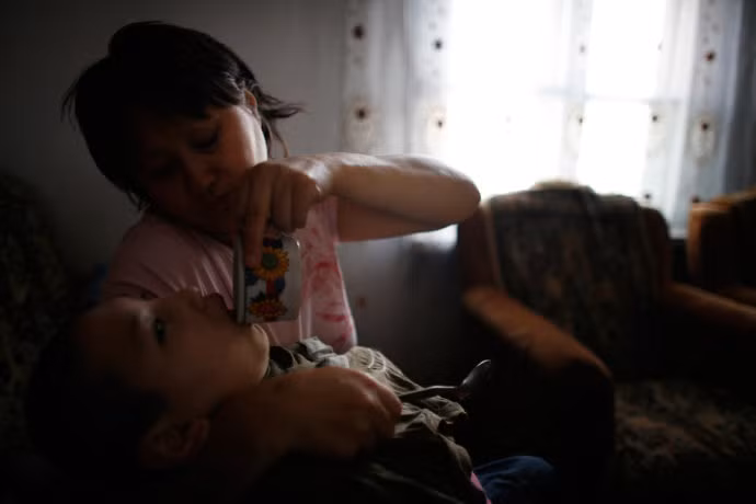 Mayra cho con gái ăn bữa tối. Mayra cho con gái ăn bữa tối.
