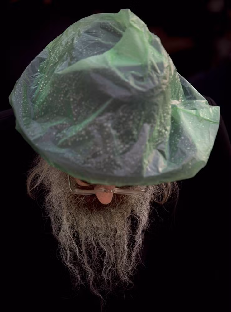 Một người đàn ông Do Thái bảo vệ mũ của mình trong trời mưa bằng chiếc túi nilon khi ông đang cầu ở Jerusalem hôm 21/11. Một người đàn ông Do Thái bảo vệ mũ của mình trong trời mưa bằng chiếc túi nilon khi ông đang cầu ở Jerusalem hôm 21/11.