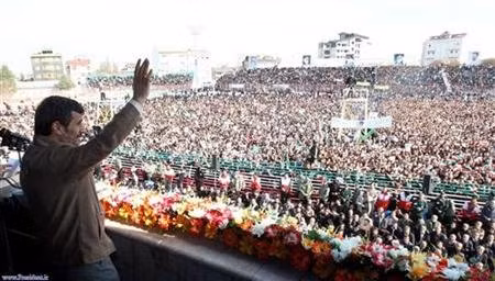 Tổng thống Iran Mahmoud Ahmadinejad phát biểu trước một đám đông tại Rasht, cách Tehran 230 km Tổng thống Iran Mahmoud Ahmadinejad phát biểu trước một đám đông tại Rasht, cách Tehran 230 km