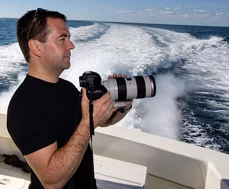 Tổng thống Medvedev thích chụp ảnh và máy ảnh ưa thích của ông là máy kỹ thuật số "Leica" - "M9" cũng như Canon và Nikon. Tổng thống Medvedev thích chụp ảnh và máy ảnh ưa thích của ông là máy kỹ thuật số "Leica" - "M9" cũng như Canon và Nikon.
