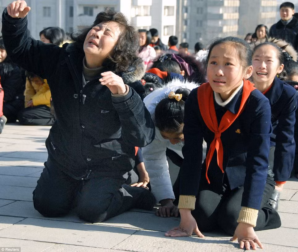 Người dân Bình Nhưỡng quỳ khóc thương tiếc nhà lãnh đạo Kim Jong Il
