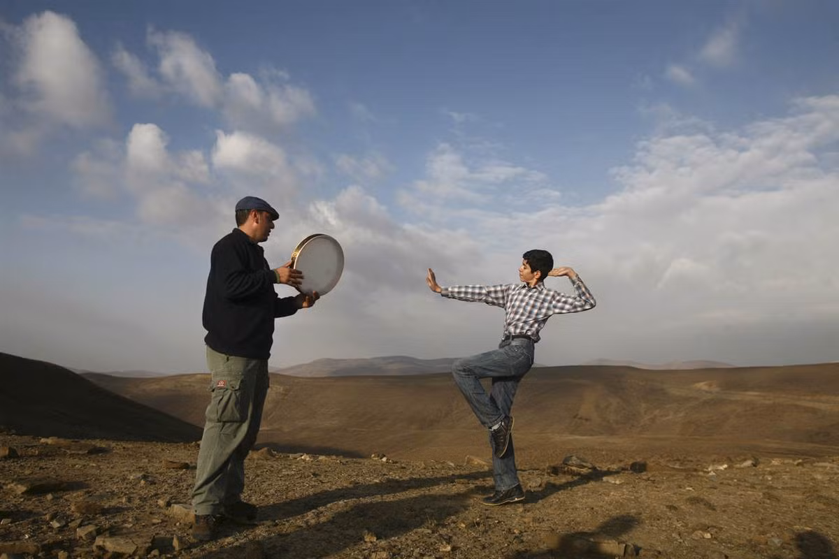 Amin Gholami (phải) đang học một điệu múa cổ tại khu vực miền núi Gharadagh của Iran ngày 26/10. Trong những năm 1980, sau cuộc cách mạng Hồi giáo, nhiều tác phẩm âm nhạc truyền thống Iran đã biến mất .