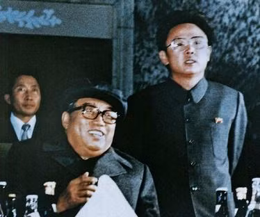 Chủ tịch Kim Jong Il bên cạnh Chủ tịch Kim Il Sung trong những năm 1970