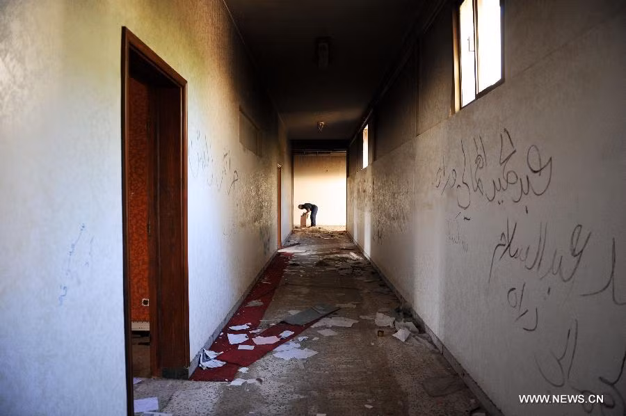 Một người đàn ông kiểm tra một tòa nhà ở Bab Al-azizia, ở Tripoli, Libya ngày 18/9/2011.