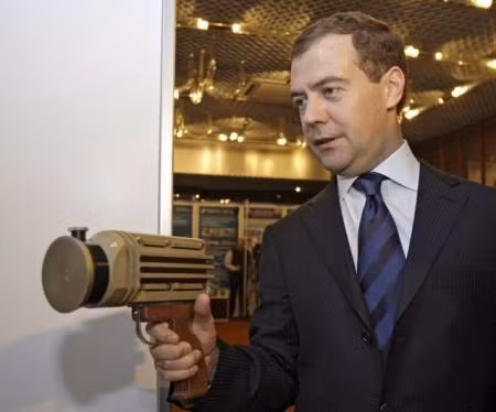 Trong một bài viết đăng trên Itar-Tass ngày 10-12-2007, nhà tâm lý chính trị Ivan Karnaukh nhận định Medvedev là mẫu người khiêm tốn. Ông thuộc loại người không đòi hỏi điều gì cho mình, gắng sức làm việc vì lợi ích của mọi người. Trong một bài viết đăng trên Itar-Tass ngày 10-12-2007, nhà tâm lý chính trị Ivan Karnaukh nhận định Medvedev là mẫu người khiêm tốn. Ông thuộc loại người không đòi hỏi điều gì cho mình, gắng sức làm việc vì lợi ích của mọi người.