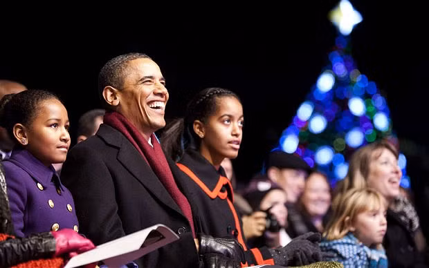 Gia đình Tổng thống Obama trong buổi lễ thắp sáng cây Giáng sinh trước cửa Nhà Trắng
