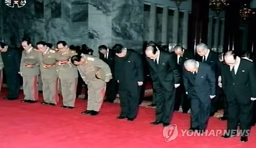 Theo Yonhap, những bức ảnh này do Korean Central TV Broadcasting Station công bố ngày 20/12.Đại tướng Jong Un và các quan chức cấp cao Triều Tiên viếng Chủ tịch Kim Theo Yonhap, những bức ảnh này do Korean Central TV Broadcasting Station công bố ngày 20/12.Đại tướng Jong Un và các quan chức cấp cao Triều Tiên viếng Chủ tịch Kim