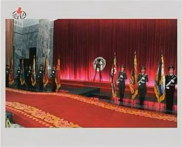 Phòng tang lễ trong lăng Kumsusan, nơi đặt thi hài của Chủ tịch Kim nhà cha ông, nhà sáng lập nước Triều Tiên Kim IL Sung. Được biết, Chủ tịch Il Sung cũng đã từng qua đời ở tuổi 82 vì bệnh tim. Phòng tang lễ trong lăng Kumsusan, nơi đặt thi hài của Chủ tịch Kim nhà cha ông, nhà sáng lập nước Triều Tiên Kim IL Sung. Được biết, Chủ tịch Il Sung cũng đã từng qua đời ở tuổi 82 vì bệnh tim.