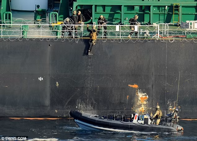Tất cả 23 thủy thủ trên tàu (gồm 7 người Ý, 6 người Ukraina, 10 người Ấn Độ) đều đã được an toàn - Bộ Ngoại giao Ý cho biết trong một tuyên bố đăng tải ngày 12/10.
