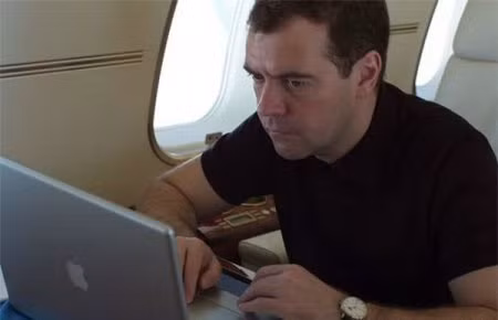 Tổng thống Medvedev là người đặc biệt đam mê công nghệ. Tổng thống Medvedev là người đặc biệt đam mê công nghệ.