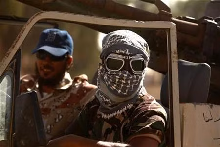 Quân nổi dậy ở Herawa cách tây Sirte 50 km. Ảnh Reuters Quân nổi dậy ở Herawa cách tây Sirte 50 km. Ảnh Reuters