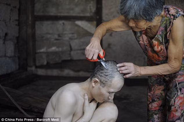 Bà Xiao đang lo lắng về số phận người con của mình khi bà qua đời.