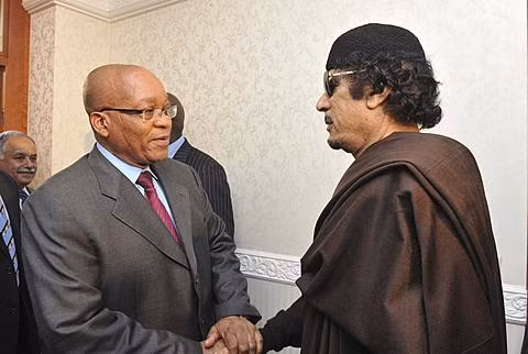 Hình: Reuters Tổng thống Nam Phi Jacob Zuma (trái) và nhà lãnh đạo Libya Moammar Gadhafi ở Tripoli, 30/5/2011