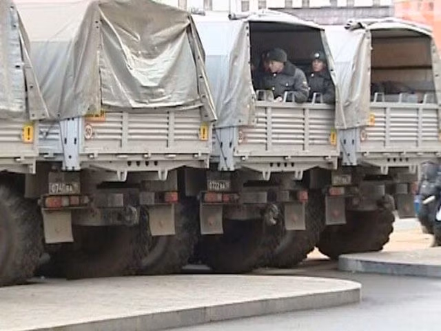 Nhân viên an ninh Nga và xe quân sự được triển khai tại quảng trường Bolotlaya, nơi dự kiến sẽ diễn ra cuộc biểu tình chống gian lận bầu cử quy mô lớn vào ngày 24/12