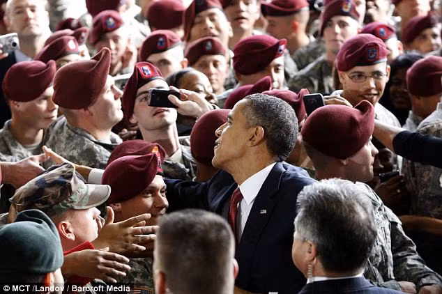 Tổng thống Barack Obama chào đón các binh sĩ từ Iraq trở về tạiFort Bragg, Bắc Carolina ngày 14/12. Tổng thống Barack Obama chào đón các binh sĩ từ Iraq trở về tạiFort Bragg, Bắc Carolina ngày 14/12.