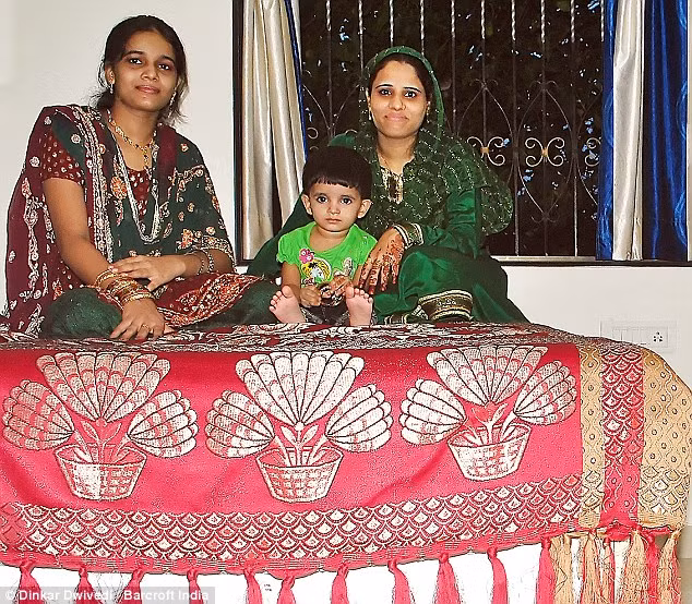 Fahreen Bano (trái), Mehroz Bano, Kaniz Fatima còn nhỏ Fahreen Bano (trái), Mehroz Bano, Kaniz Fatima còn nhỏ