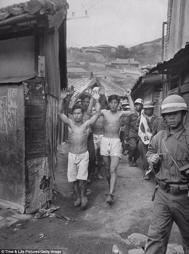 Lính Hàn Quốc đưa các binh sĩ Triều Tiên ra xét xử Lính Hàn Quốc đưa các binh sĩ Triều Tiên ra xét xử