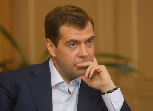 Thể thao là một trong những thú vui của Medvedev: bơi lội, đi bộ, Yoga, cờ vua hay bóng đá … Thể thao là một trong những thú vui của Medvedev: bơi lội, đi bộ, Yoga, cờ vua hay bóng đá …
