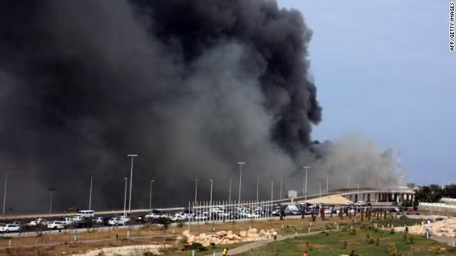 Đám khói đen bao phủ Tripoli từ hiện trường vụ nổ