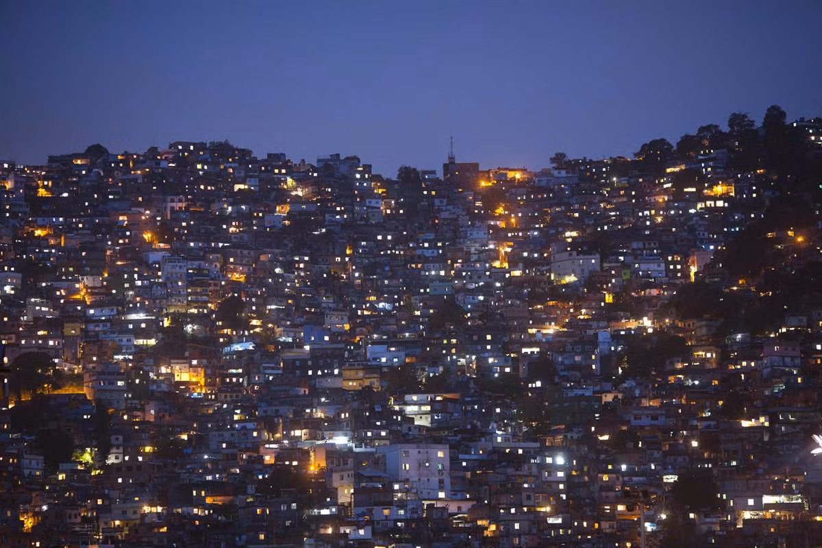 Khu ổ chuột Rocinha ở Rio de Janeiro, Brazil lúc lên đèn ngày 12/11 - thời điểm trước khi cảnh sát thành phố tiến hành cuộc truy quét tội phạm lớn tại khu vực này để đảm bảo an ninh cho thành phố trước thềm Thế vận hội 2016
