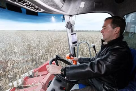 Tổng thống Medvedev lái máy thu hoạch ngô ở trang trại Rodina Tổng thống Medvedev lái máy thu hoạch ngô ở trang trại Rodina
