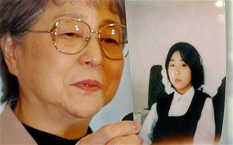 Sakie Yokota, mẹ của Megumi Yokota, người bị bắt cóc đến Triều Tiên vào năm 1977, cho xem một bức chân dung của con gái bà. Sakie Yokota, mẹ của Megumi Yokota, người bị bắt cóc đến Triều Tiên vào năm 1977, cho xem một bức chân dung của con gái bà.