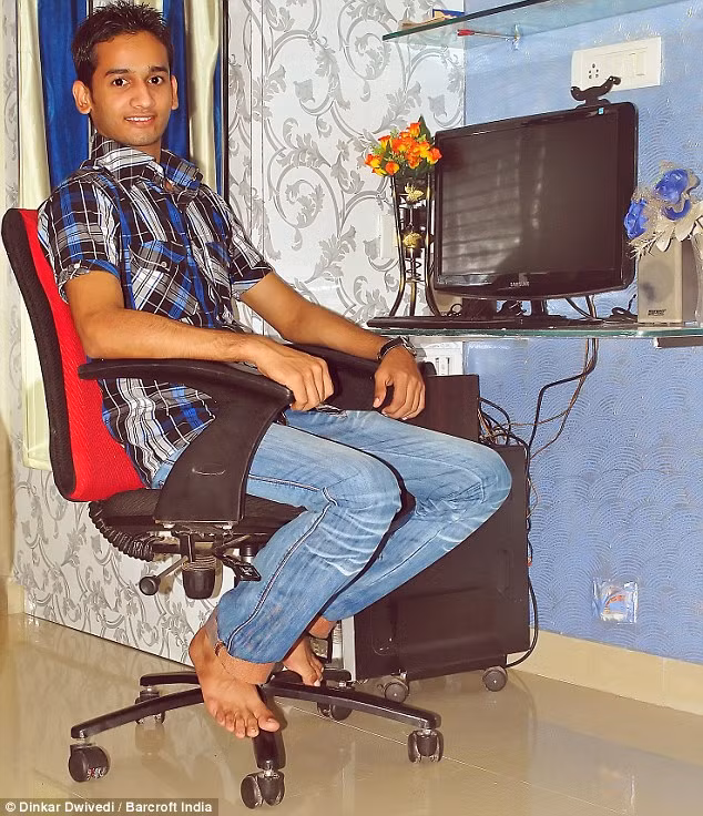 Sayed Faiz, 20 tuổi, bên cạnh máy tính có webcam trong nhà ổ chuột đã được nâng cấp của gia đình Sayed Faiz, 20 tuổi, bên cạnh máy tính có webcam trong nhà ổ chuột đã được nâng cấp của gia đình