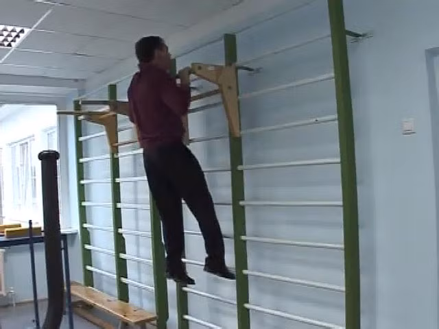 Vị tổng thống đã không ngần ngại cởi bỏ áo khoác và kéo thử xà đơn trước sự ngưỡng mộ của các em học sinh ở một ngôi làng thuộc vùng Krasnodar, năm 2010 Vị tổng thống đã không ngần ngại cởi bỏ áo khoác và kéo thử xà đơn trước sự ngưỡng mộ của các em học sinh ở một ngôi làng thuộc vùng Krasnodar, năm 2010
