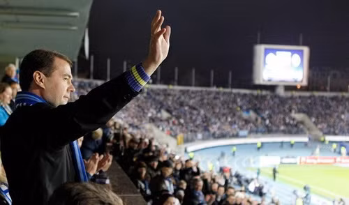 Trên khán đài cổ vũ cho đội bóng đá yêu thích Zenit Trên khán đài cổ vũ cho đội bóng đá yêu thích Zenit