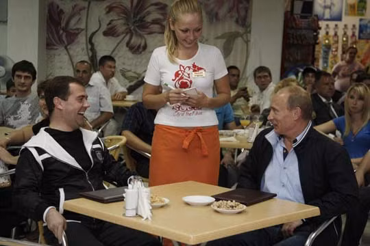 Tổng thống Medvedev và Thủ tướng Putin xem bóng đá trong quán cà phê bình dân ở Moscow để cổ vũ cho đội tuyển Nga Tổng thống Medvedev và Thủ tướng Putin xem bóng đá trong quán cà phê bình dân ở Moscow để cổ vũ cho đội tuyển Nga